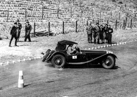 E.I.Appleyard i C.A.Stuart – Jaguar SS 100.
